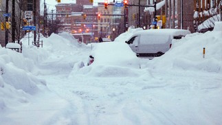 Veículos são vistos presos sob forte neve nas ruas do centro de Buffalo, Nova York — Foto: GABINETE DO GOVERNADOR KATHY HOCHUL/AFP