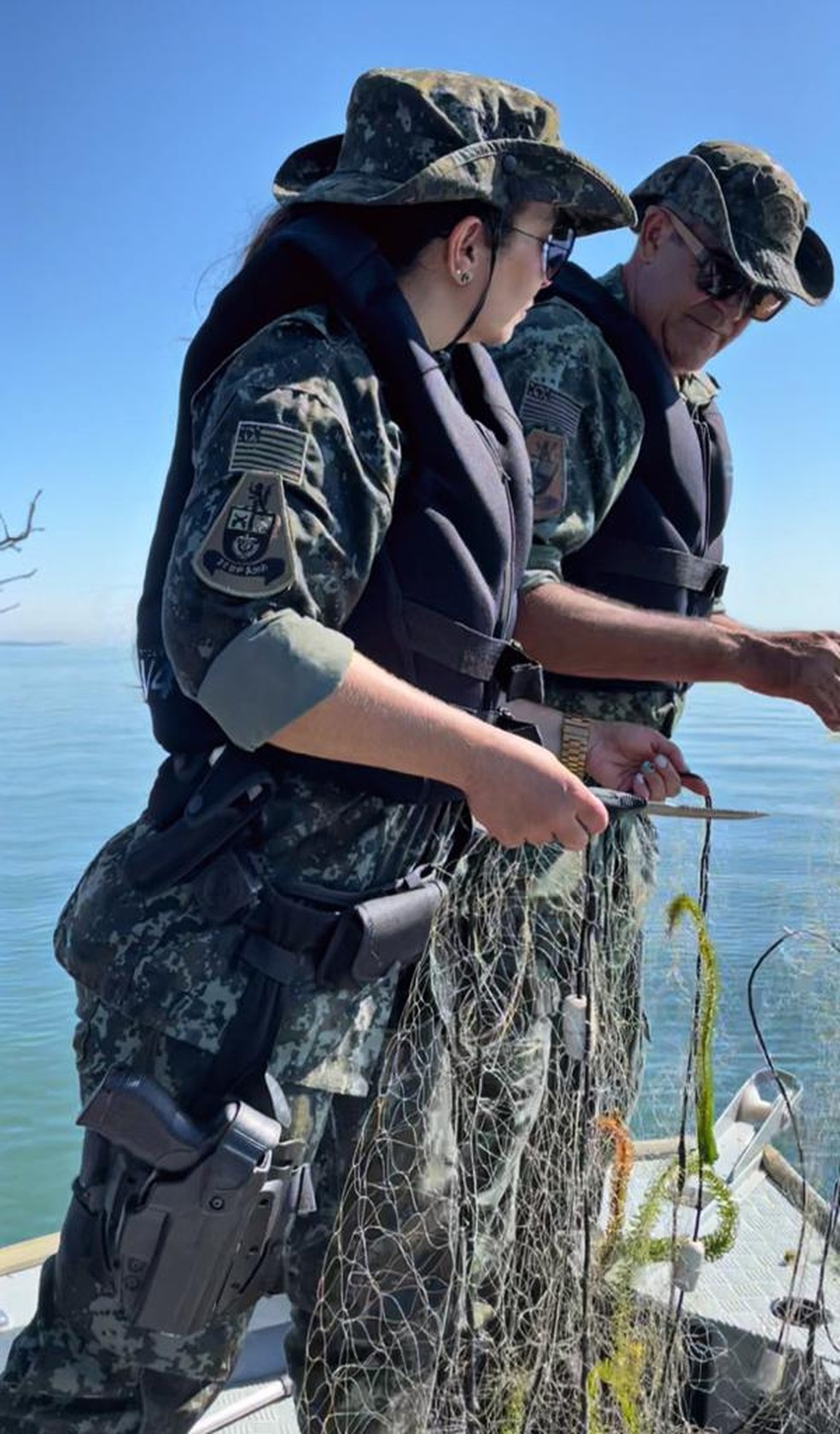 Foram apreendidos 900 metros de redes de pesca em Presidente Epitácio (SP) — Foto: Polícia Militar Ambiental