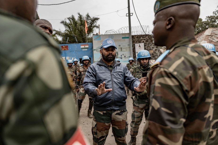 Integrante da Monusco conversa com oficiais do Exército da República Democrática do Congo, em Goma