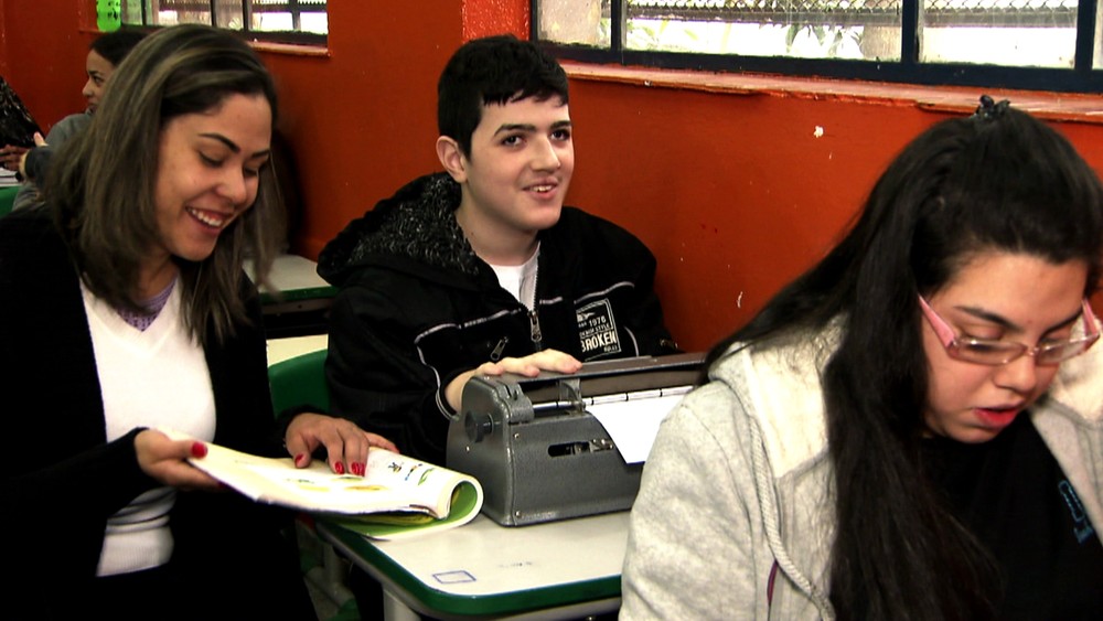 Alunos cegos ou com baixa visão recebem atendimento especial na escola de Santo André — Foto: TV Globo/Reprodução