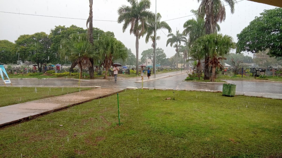 Montes Claros amanhece com chuva no Dia de Finados; cerca de 20 mil pessoas devem visitar cemitérios 