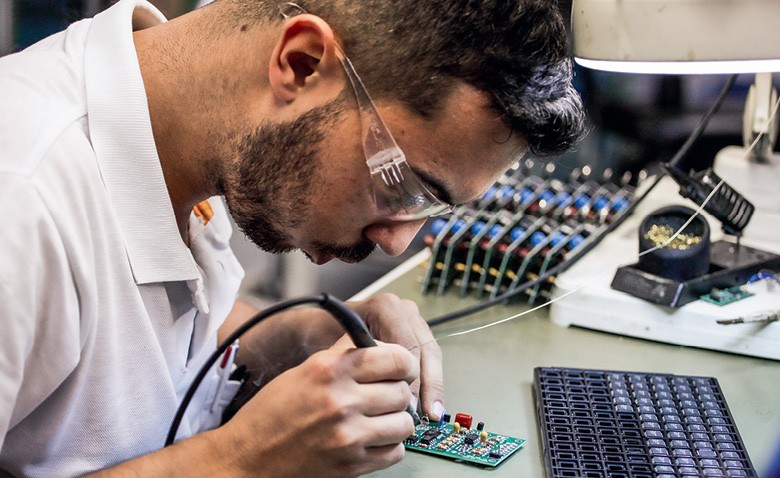 Técnico trabalhando com circuito (Foto: Ricardo Benichio)