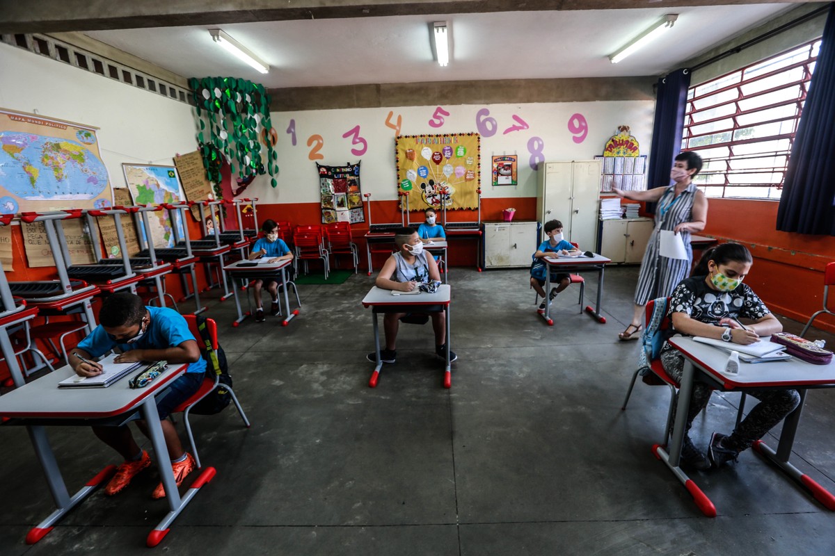 'É insubstituível o papel do professor na sala de aula', diz secretário estadual da educação de SP no 1º de retorno das aulas até 100% presenciais