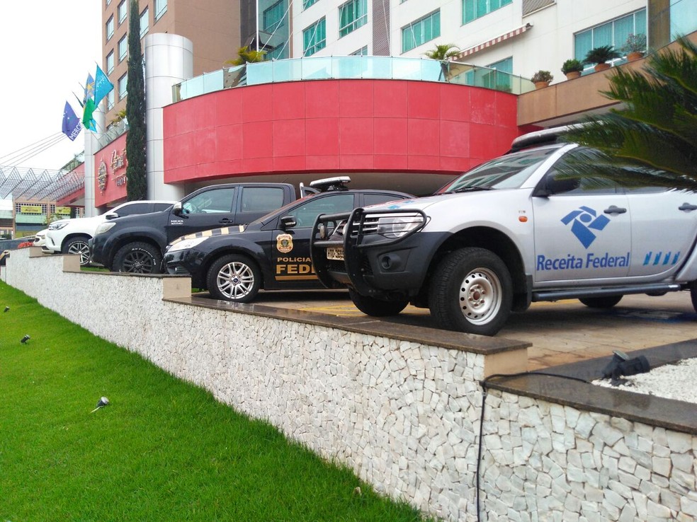 Receita Federal e Polícia Federal na loja que fica em hotel de Campo Grande (Foto: Osvaldo Nóbrega/TV Morena)