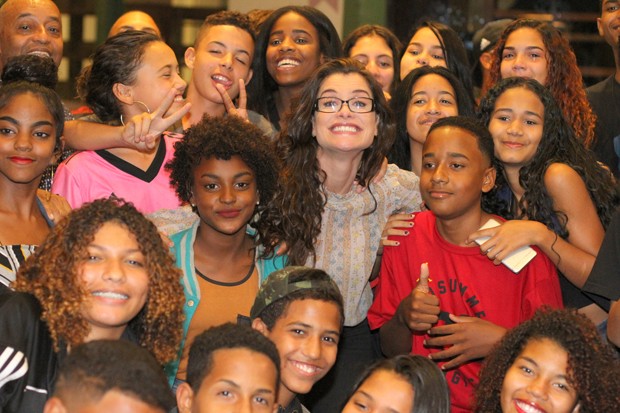 Alinne Moraes posa com fãs após espetáculo (Foto: Daniel Delmiro/AgNews)