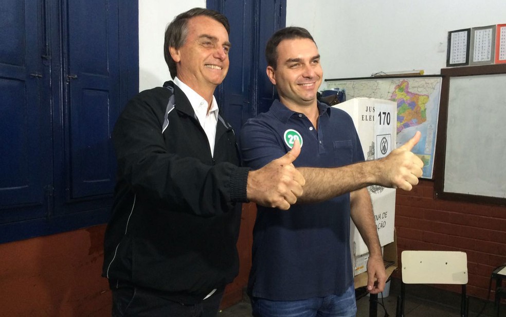 O presidente Jair Bolsonaro e o senador eleito Flávio Bolsonaro, filho do presidente — Foto: Fernanda Rouvenat / G1 Rio