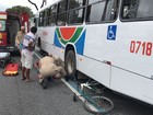 Ciclista fica ferido em acidente com dois ônibus em João Pessoa