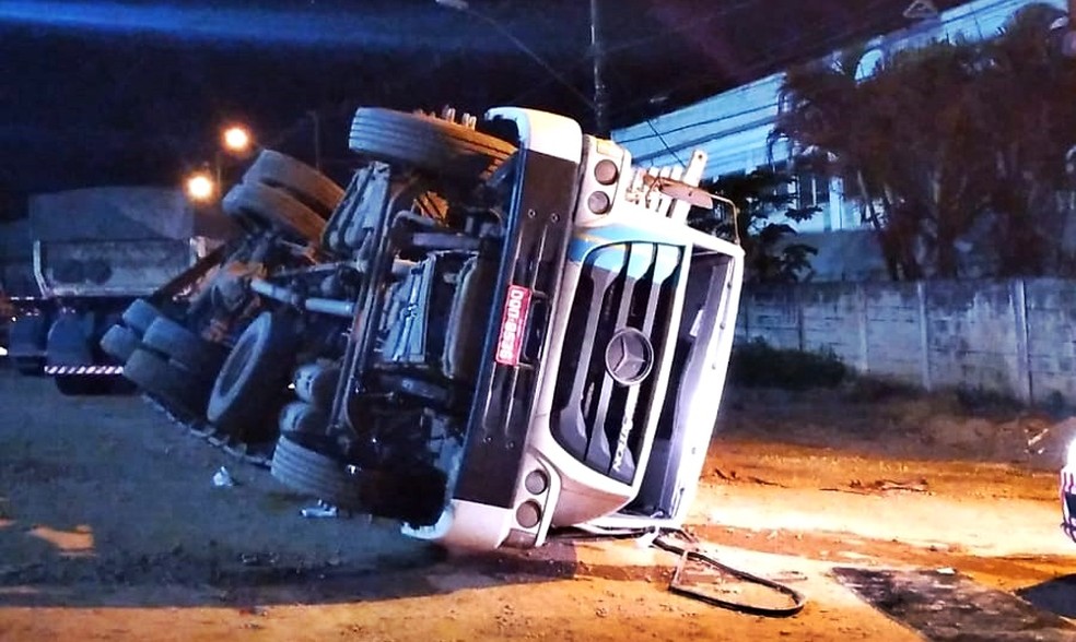 Motorista perde controle de direção e tomba caminhão na rodovia Fernão Dias, em Três Corações, MG — Foto: Arteris