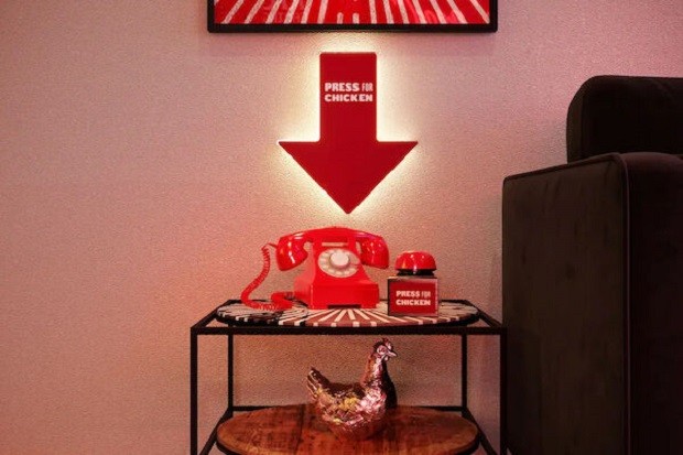 Press for Chicken: hóspede pode acionar botão e receber frango frito do KFC na hora (Foto: Reprodução)