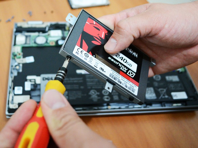 Instalação de um disco SSD é um procedimento simples (Foto: Reprodução/Adriano Hamaguchi)