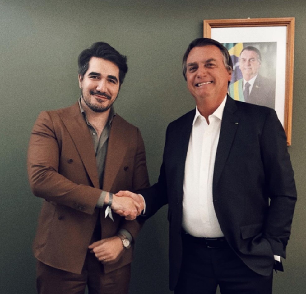 Fotógrafo João Menna com Jair Bolsonaro — Foto: Reprodução do Instagram de João Menna