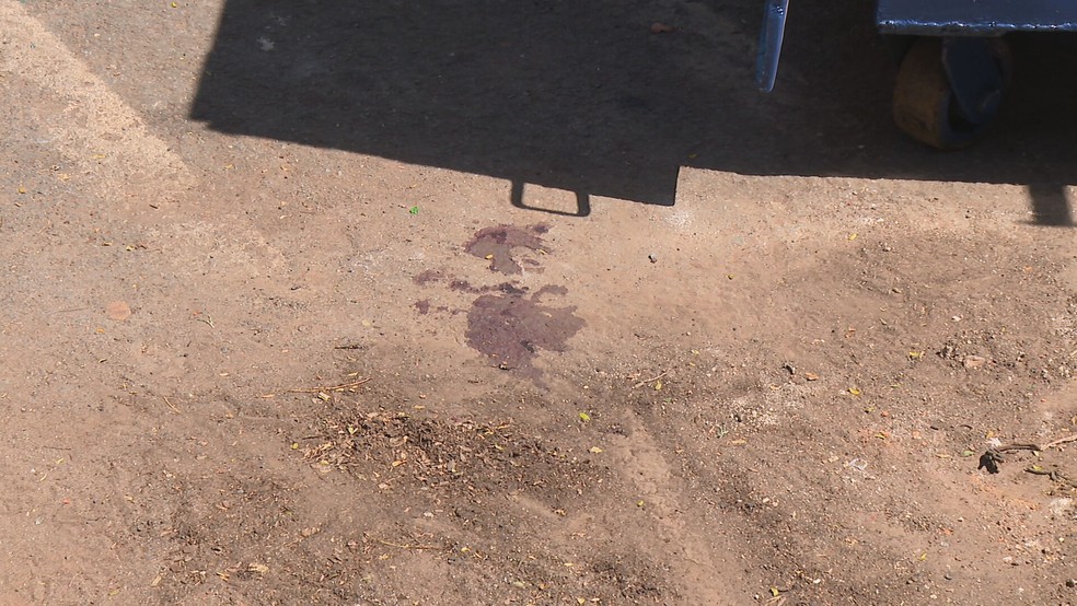 Mancha de sangue em local onde advogada foi baleada na Asa Norte, em Brasília — Foto: TV Globo/Reprodução