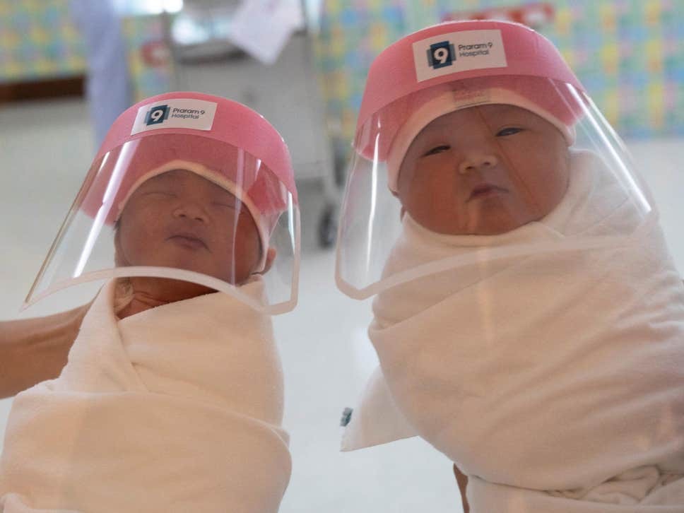 Bebês usando protetores faciais em hoospital da Tailândia (Foto: Reprodução Twitter @Athit_P)