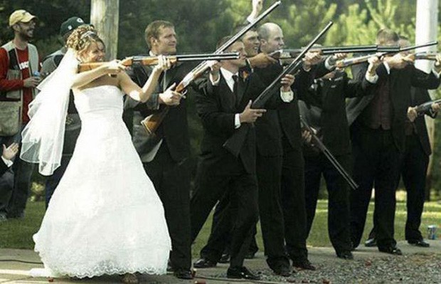 Convidados armados atiram junto com a noiva em foto de casamento. (Foto: Reprodução)