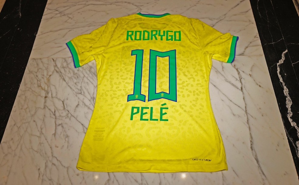 Camisas da seleção brasileira em amistoso contra Marrocos terão o nome de Pelé — Foto: Divulgação / CBF