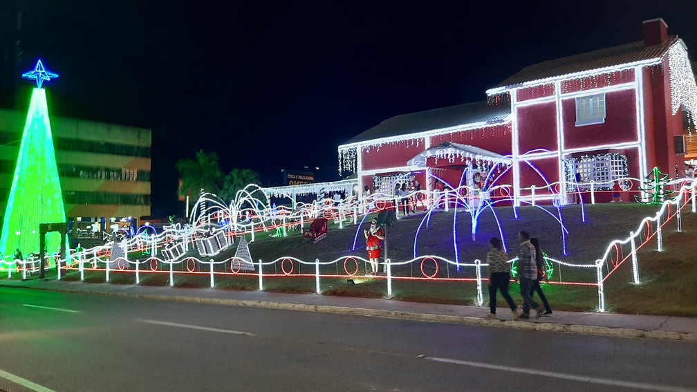 Moradores visitam decoração de Natal montada em Ji-Paraná — Foto: Junior Caju/Rede Amazônica