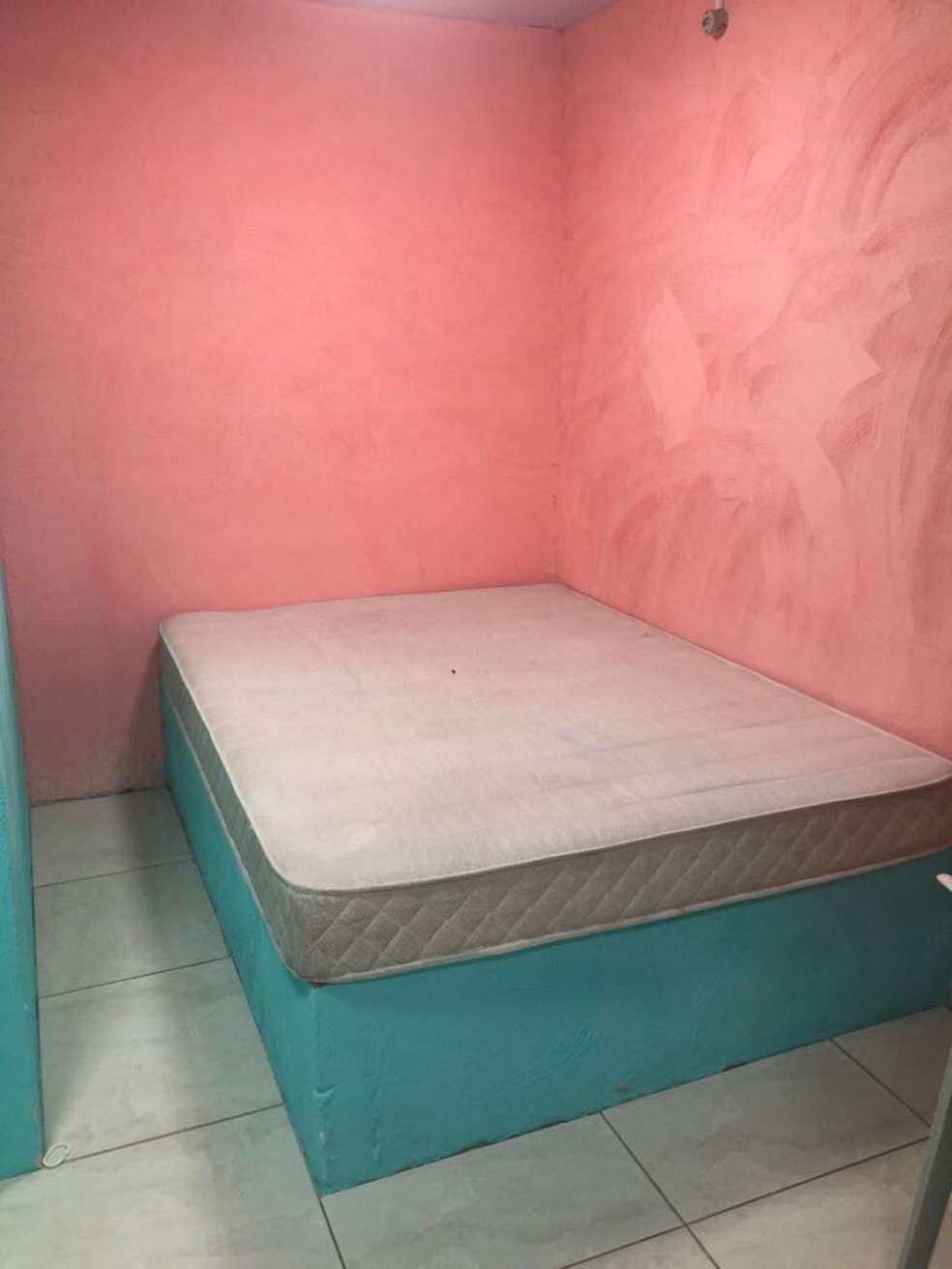 Segundo o Ministério Público, a suíte é utilizada para visitas íntimas na cadeia de Benfica. (Foto: Divulgação)