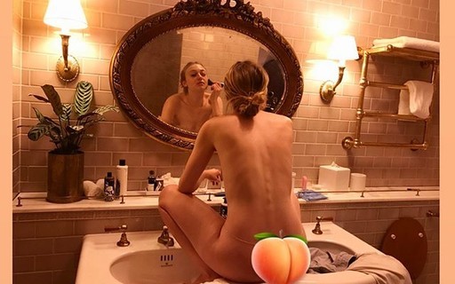 Dakota Fanning aparece nua enquanto faz maquiagem