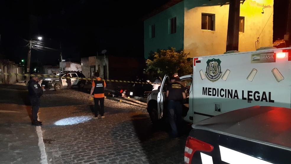 Homem foi executado a tiros na frente de casa no conjunto Santar&eacute;m, Zona Norte de Natal &mdash; Foto: S&eacute;rgio Henrique Santos/Inter TV Cabugi