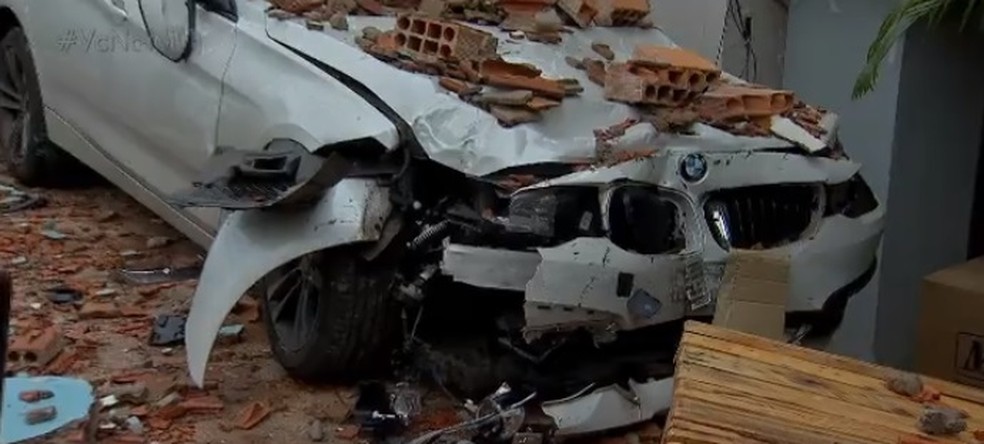 Carro ficou danificado — Foto: TVCA/Reprodução