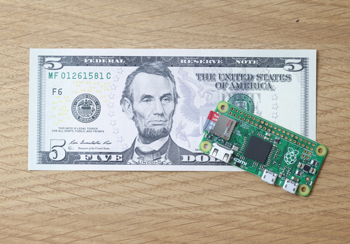 Novo Raspberry Pi Zero é menor que os modelos anteriores e custa apenas US$ 5 (Foto: Divulgação/Raspberry Pi Foundation)