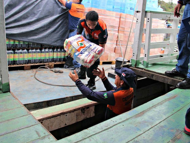 Cestas de alimentos estão sendo encaminhadas para cidade afetadas (Foto: Suelen Gonçalves/G1 AM)