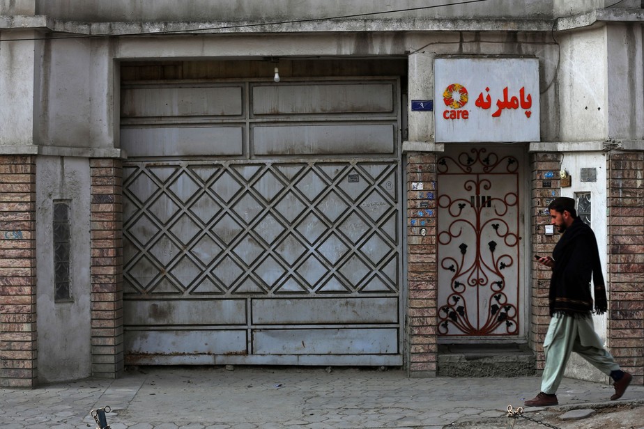 Homem afegão passa pelo escritório fechado da ONG internacional Care no centro de Cabul