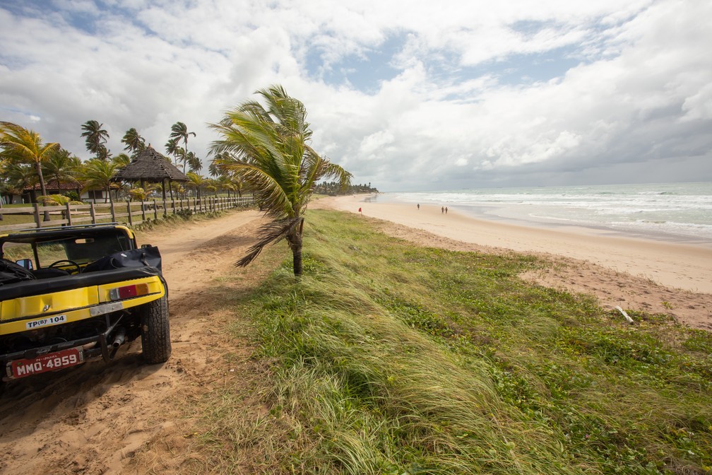 Praia do Cupe: deserta e tranquila, é boa para relaxar. Mas mar é revolto e há histórico de afogamentos. É preciso cuidado — Foto: Celso Tavares/G1