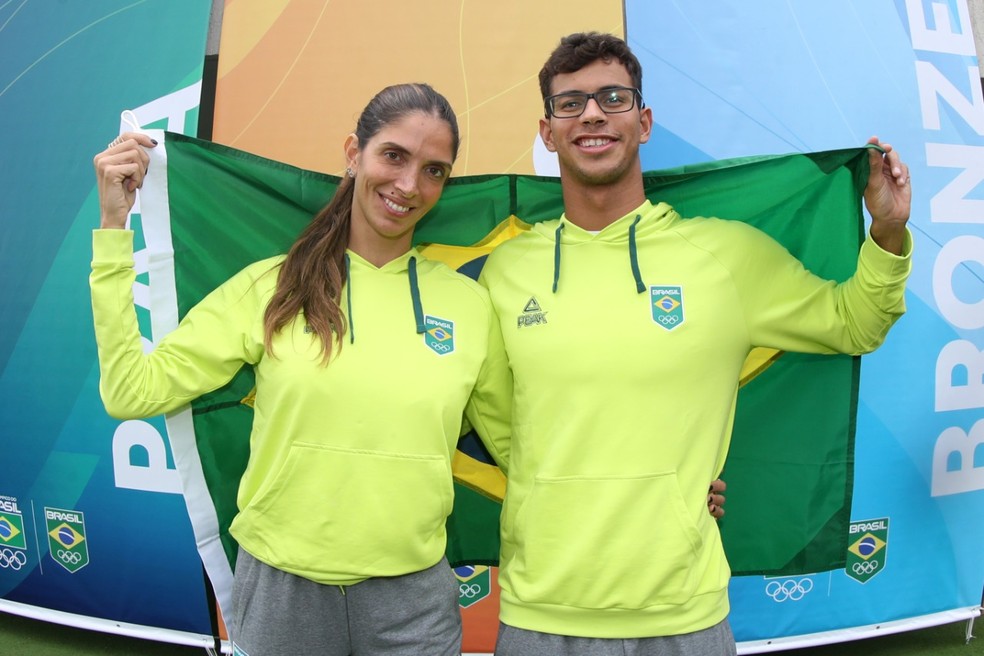 Nathalie Moellhausen e Guilherme Cachorrão Costa com a bandeira do Brasil em Assunção — Foto: Gaspar Nóbrega/COB
