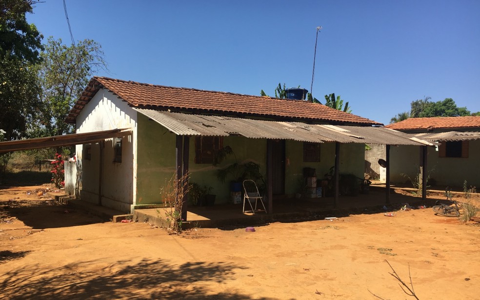 Jovem, crianÃ§a e outras trÃªs pessoas foram baleadas dentro de casa em Bela Vista de GoiÃ¡s (Foto: Paula Resende/G1)