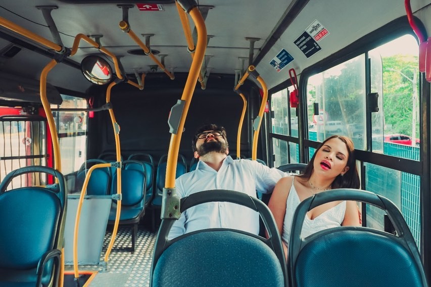 Casal que se conheceu em ônibus faz ensaio de casamento em terminal: 'Ele ficava três horas me esperando na parada', diz noiva