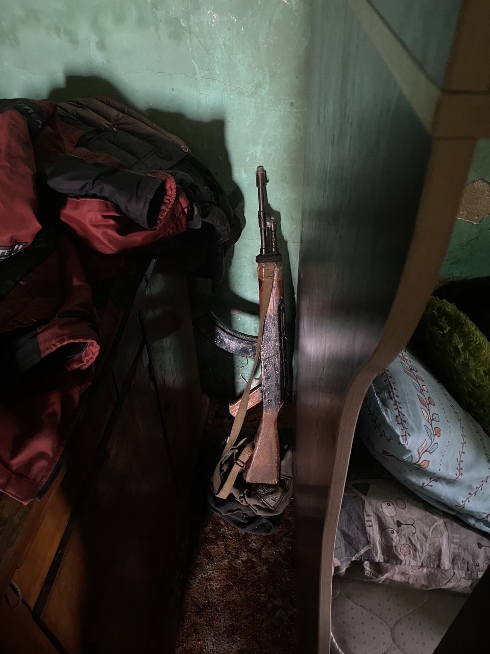 Mãe decide manter fuzil guardado em ocupação de prédio escolar abandonado em Mariupol — Foto: Ekaterina Diachkova