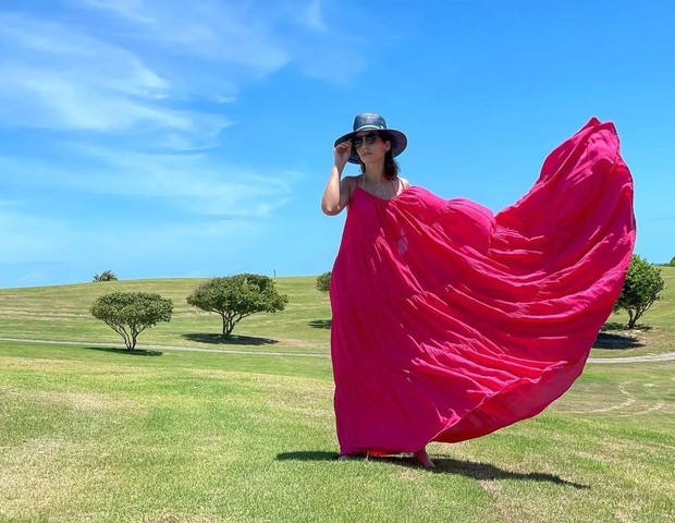 Carol Celico usa vestido esvoaçante e posa em gramado de Trancoso (Foto: Reprodução/Instagram)
