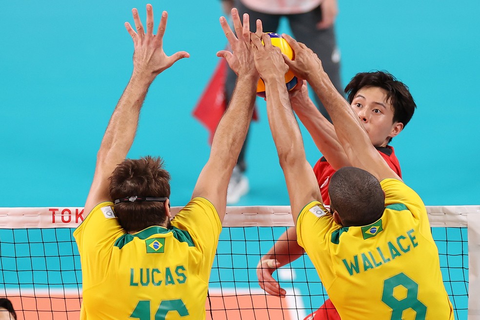 Lucão e Wallace bloquem o japonês Takahashi  — Foto: Toru Hanai/Getty Images