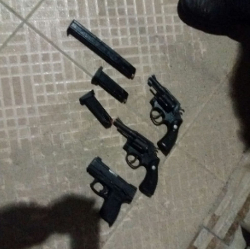 Todos foram conduzidos para o 9° DP, onde foram autuados em flagrante por associação criminosa e porte ilegal de arma de fogo.  (Foto: SSPDS/Divulgação)