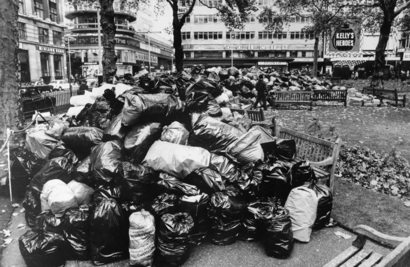 Leicester Square, no centro de Londres, cheia de lixo durante uma greve em dezembro de 1970 (Foto: GETTY IMAGES via BBC)