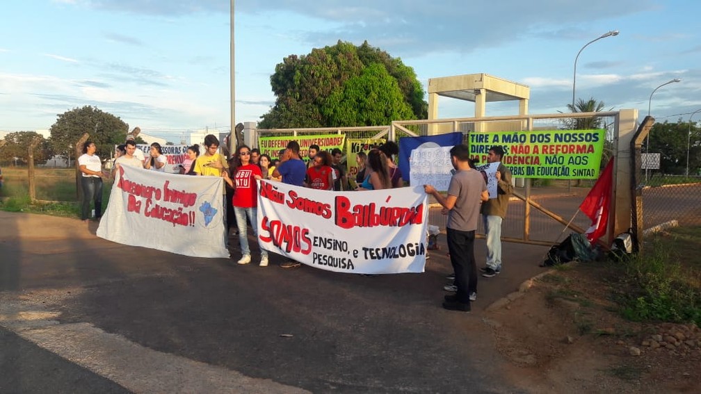 Estudantes bloqueiam portão de entrada da UFT em Palmas — Foto: Yonny Furukawa/TV Anhanguera