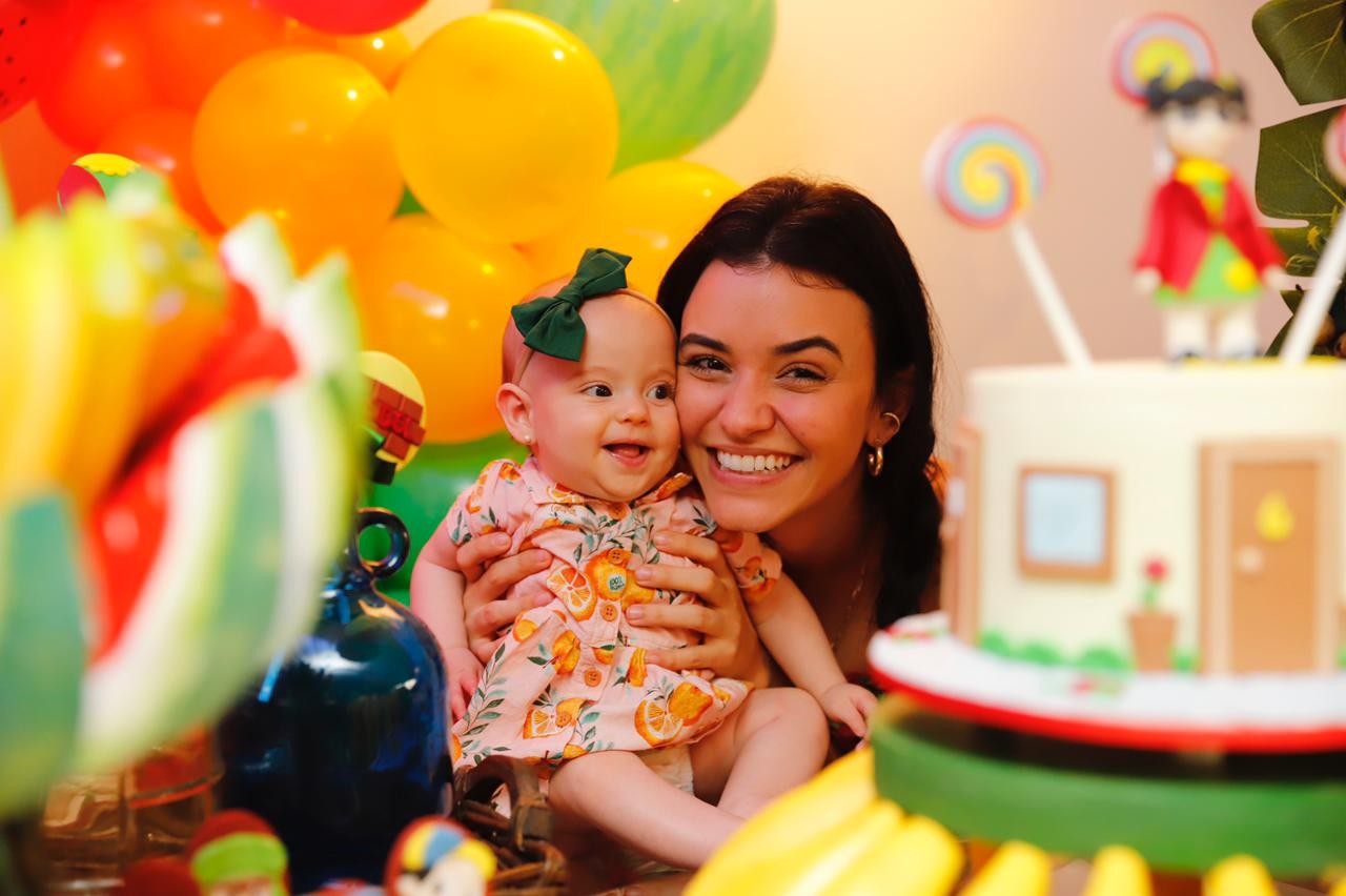 Talita Younan comemora os seis meses da filha, Isabel (Foto: Tati Chaves/Divulgação)