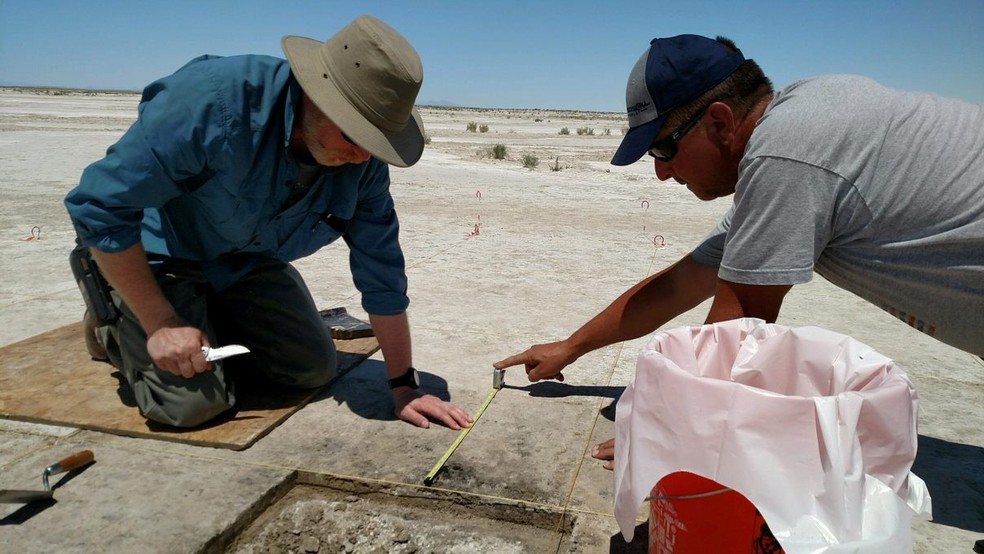 Os arqueólogos Daron Duke e Michael Shane trabalham em sítio arqueológico nos EUA  — Foto: Reuters