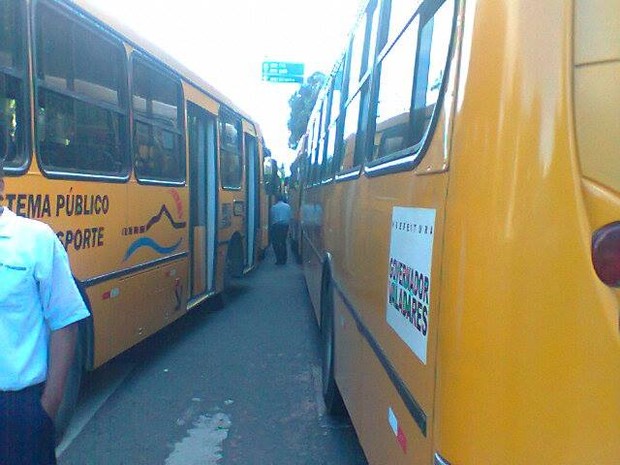 Enormes filas de ônibus se formaram nas ruas do Centro de Valadares (Foto: Divulgação/Helena da Silva)