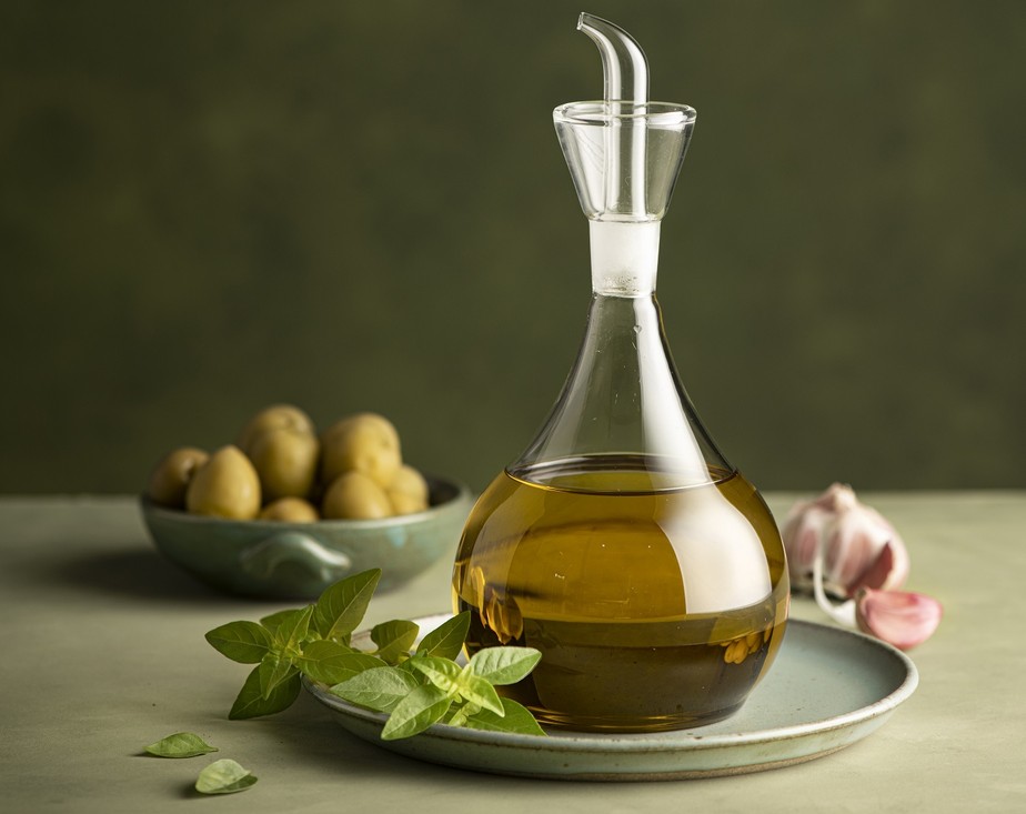 O azeite de oliva é um dos ingredientes mais antigos do mundo, presente na base culinária de vários países. Prato e bowl de cerâmica do Atelier Paula Almeida. Galheteiro Clear, da Le Lis Casa