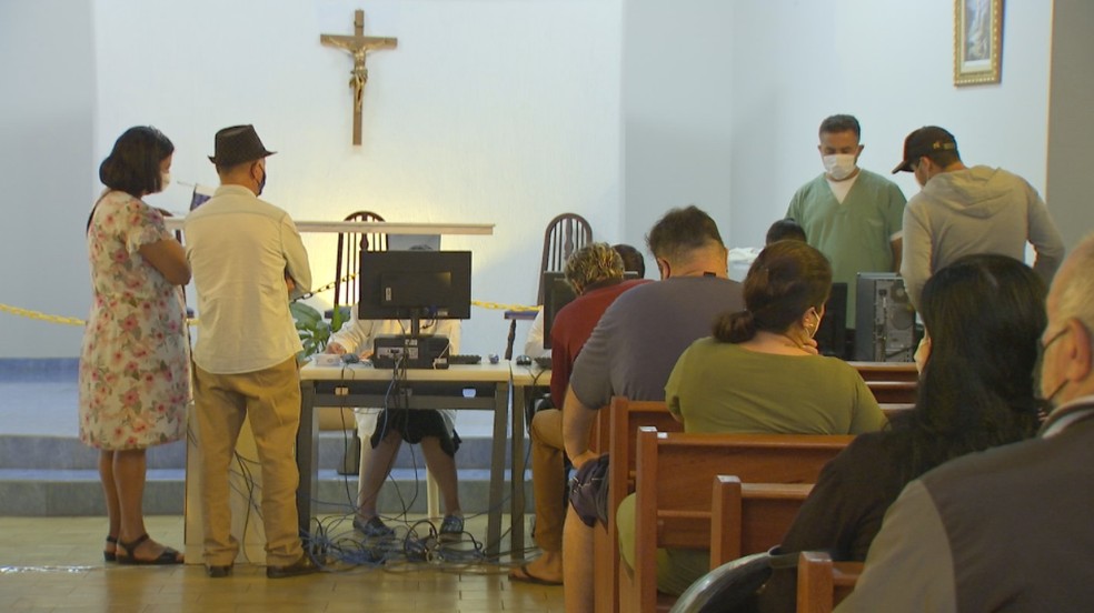 Pacientes com sintomas respiratórios são atendidos em capela em Tatuí — Foto: Mike Adas/TV TEM