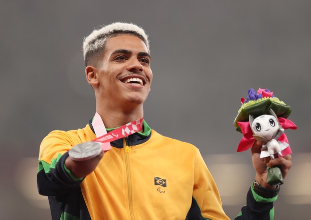 TOKYO, JAPAN - SEPTEMBER 04: Silver medalist Thomaz Ruan de Moraes of Team Brazil poses on the podium during the medal ceremony for the Men’s 400m - T47 Final on day 11 of the Tokyo 2020 Paralympic Games at Olympic Stadium on September 04, 2021 in Tokyo,  (Foto: Getty Images)