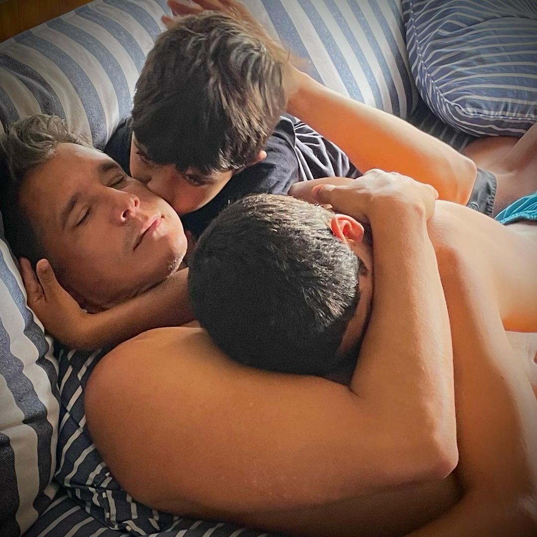 Marcio Garcia ganha chamego dos filhos (Foto: Reprodução/ Instagram)