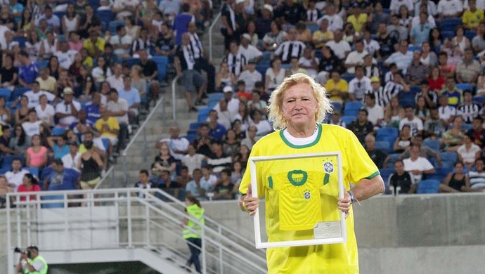 Marinho Chagas, ex-lateral da Seleção Brasileira, é homenageado pela FNF (Foto: Canindé Soares)