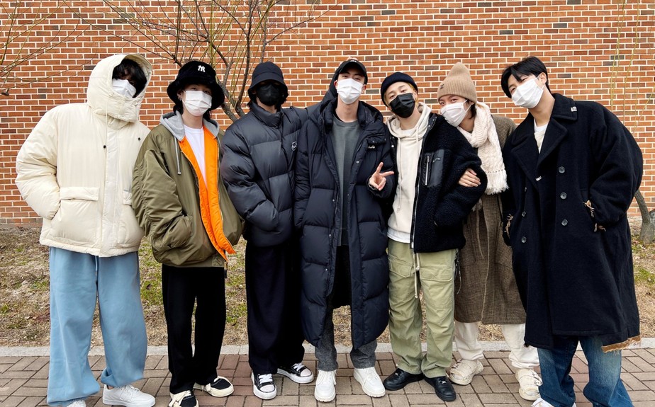 Jin, de boné, com os outros integrantes do BTS