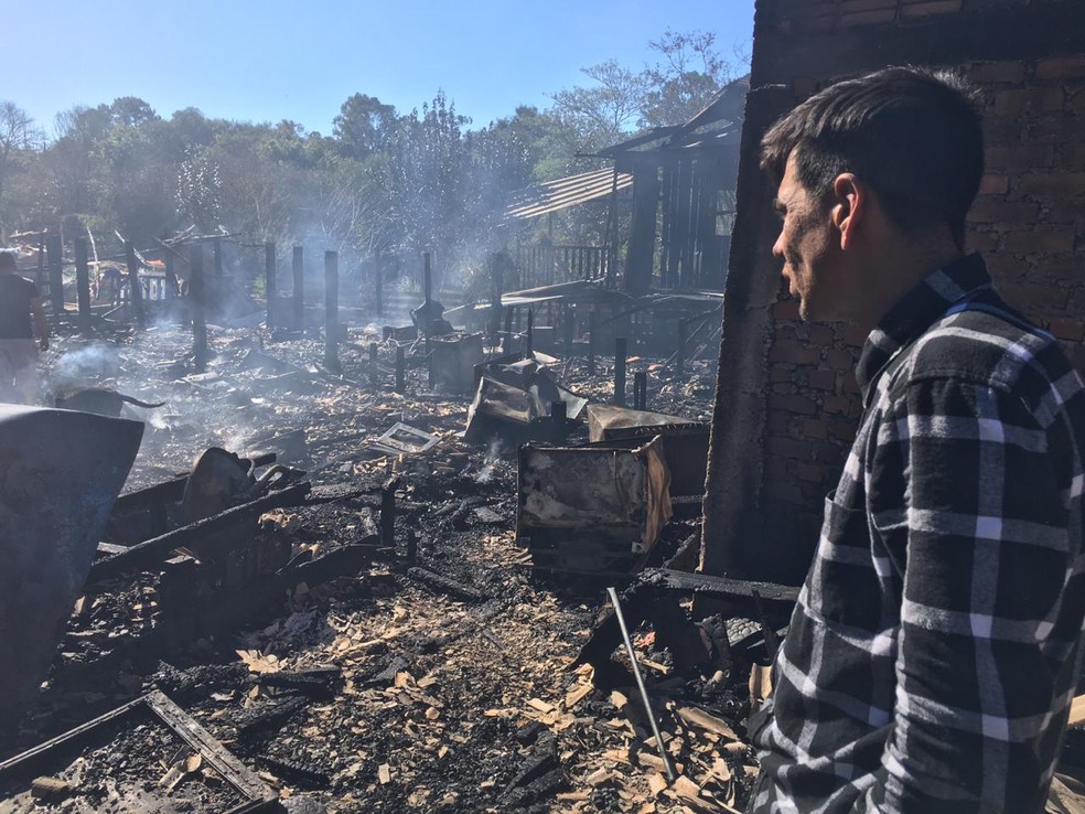 Reciclador Paulo Juliano da Luz diz que família perdeu todos os pertences no incêndio, em Passo Fundo — Foto: Juliano Castro/RBS TV 