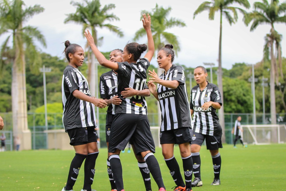 Meninas do Galo comemoram um dos seis gols da goleada — Foto: Pedro Souza / Atlético