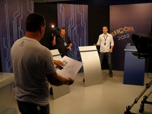Teecnicos montam o cenário do debate na RBS TV Erechim (Foto: Matheus Dalla Costa/RBS TV)