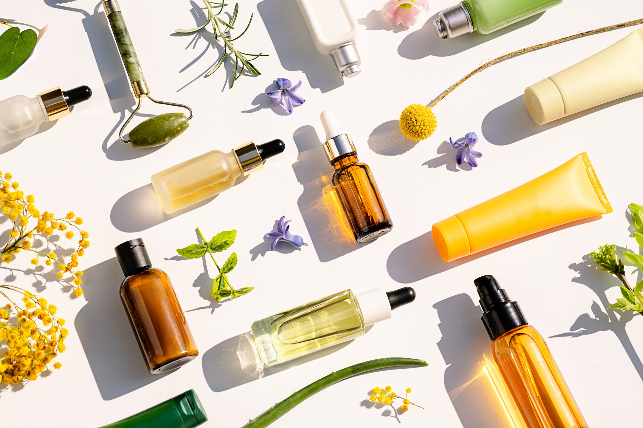 Trendy Collage made of Natural Cosmetics and Beauty Products for Body and Face Care with leaves and flowers. The best gift for Valentine's Day. Holiday's, birthday, International women's day, Mother day, love, party concept. Copy space. Flat lay. (Foto: Getty Images)